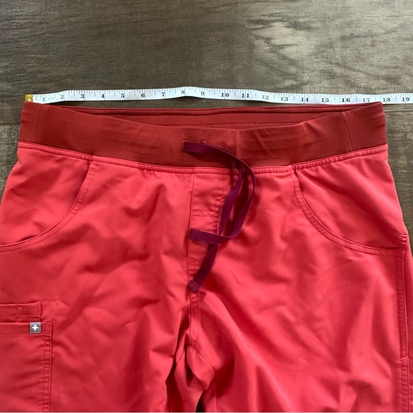 FIGS limited edition clay Large scrub set Kade pants and Kasma top like new - Picture 9 of 16